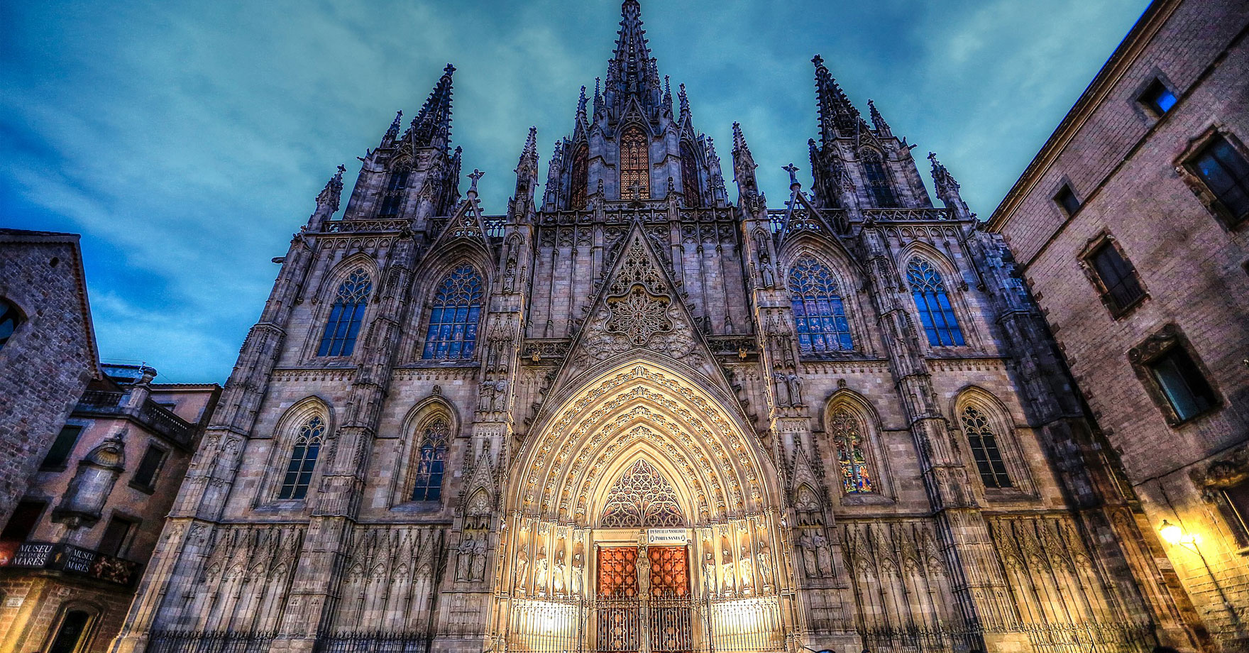 Iluminación diseñada por Nurlighting - Alfred Sá de la fachada de la Catedral Gótica Santa Eulalia en Barcelona