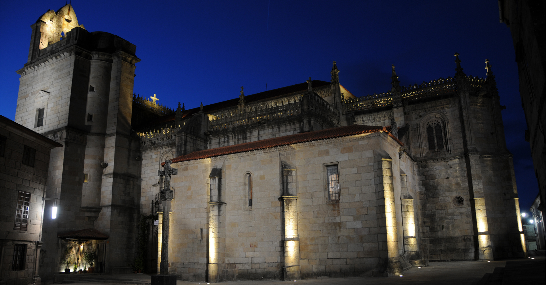 Iluminación diseñada por Nurlighting - Alfred Sá para la Basílica de Pontevedra