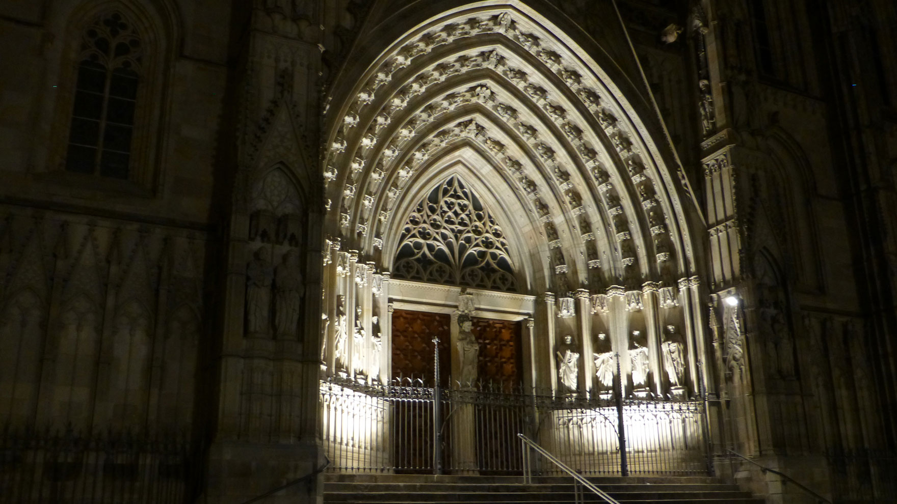 Detalle del estudio de iluminación de la Catedral Gótica de Barcelona