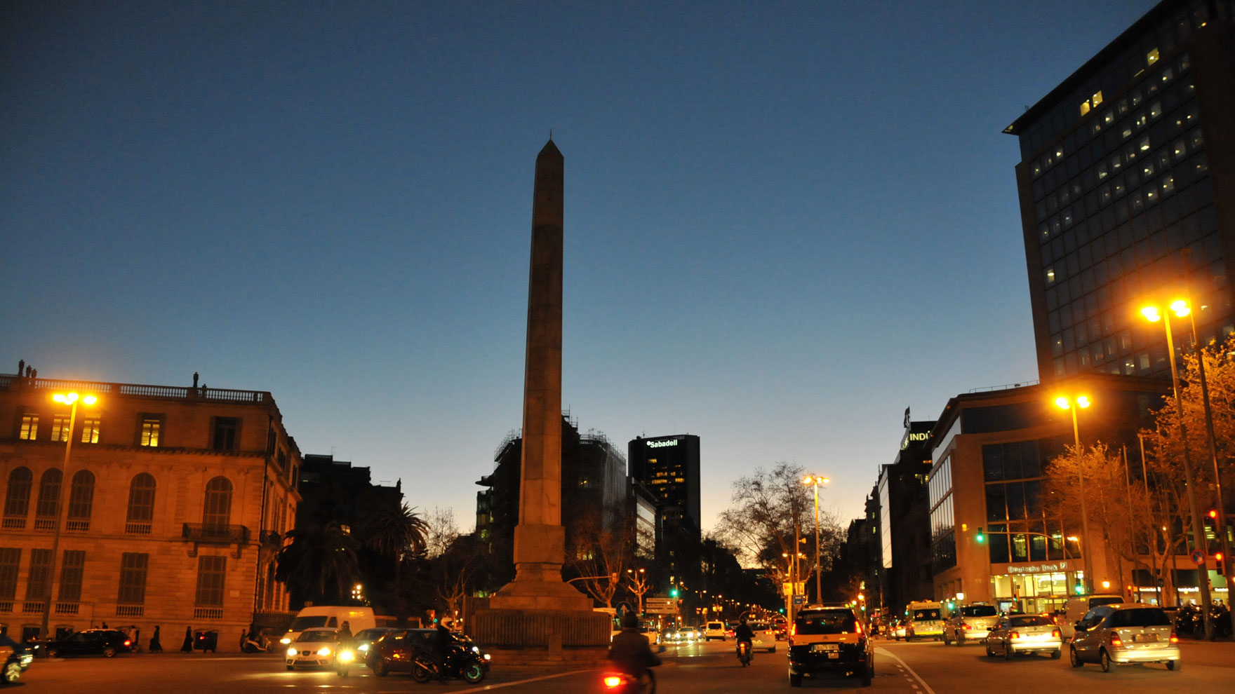 Obelisco de Barcelona sin iluminación