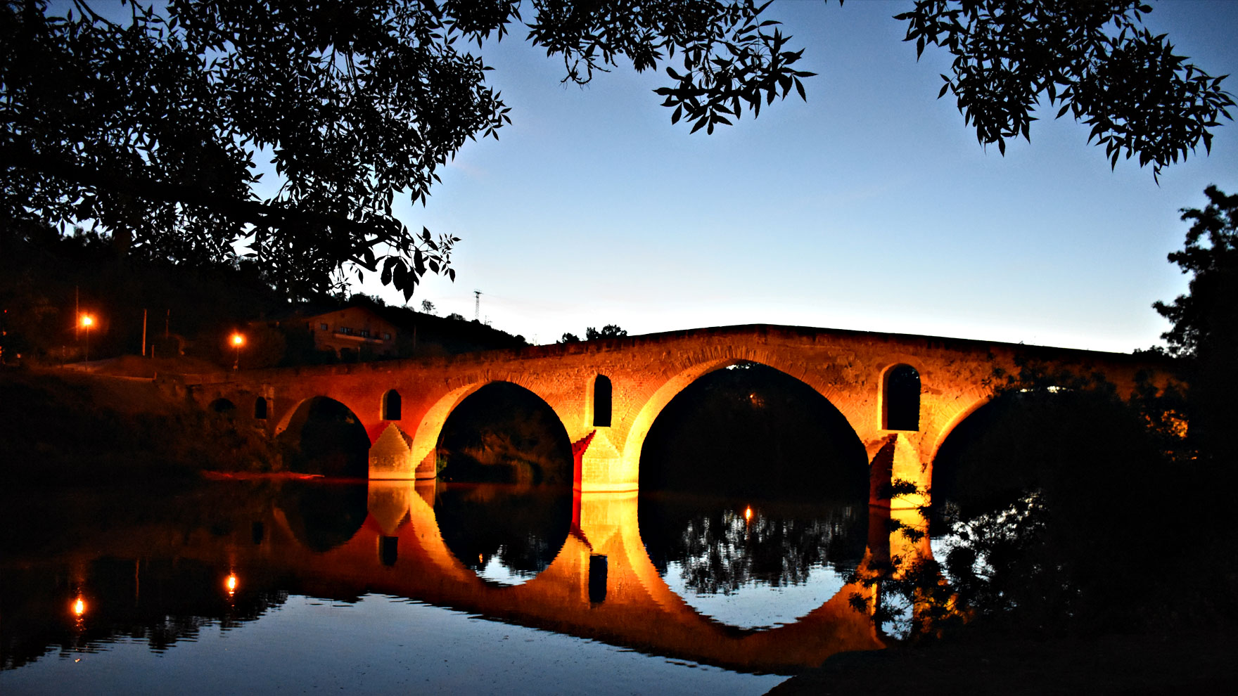 Iluminación del puente románico de Puente de La Reina