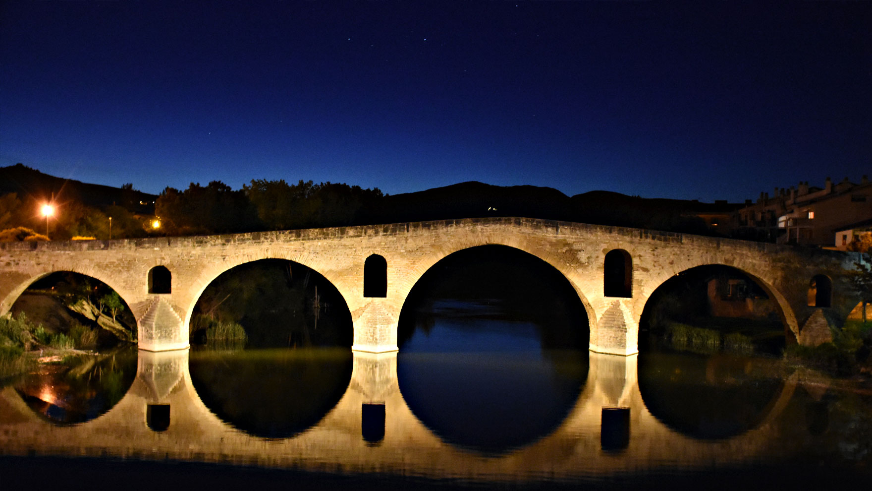 Iluminación del puente románico de Puente de La Reina