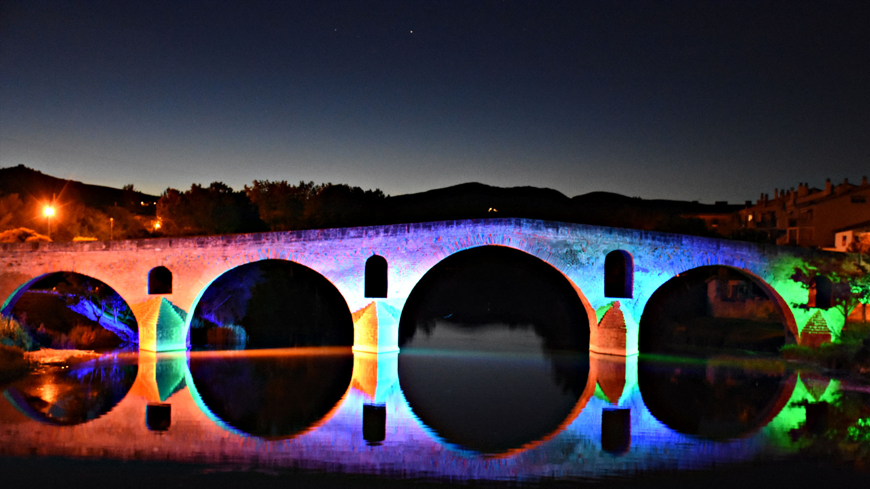 Iluminación del puente románico de Puente de La Reina