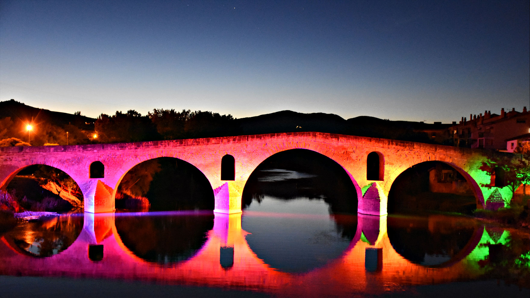 Iluminación del puente románico de Puente de La Reina