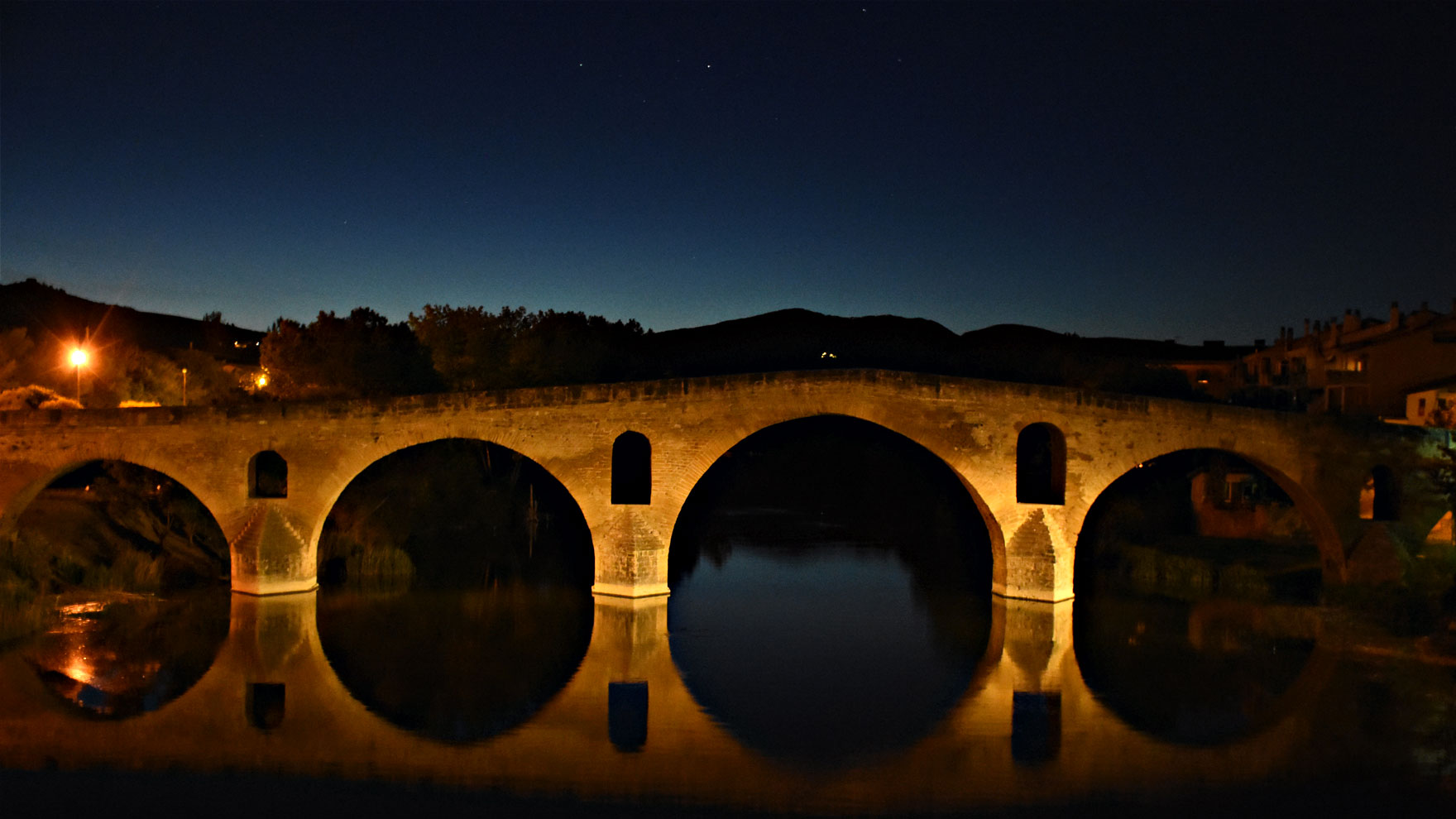 Iluminación del puente románico de Puente de La Reina
